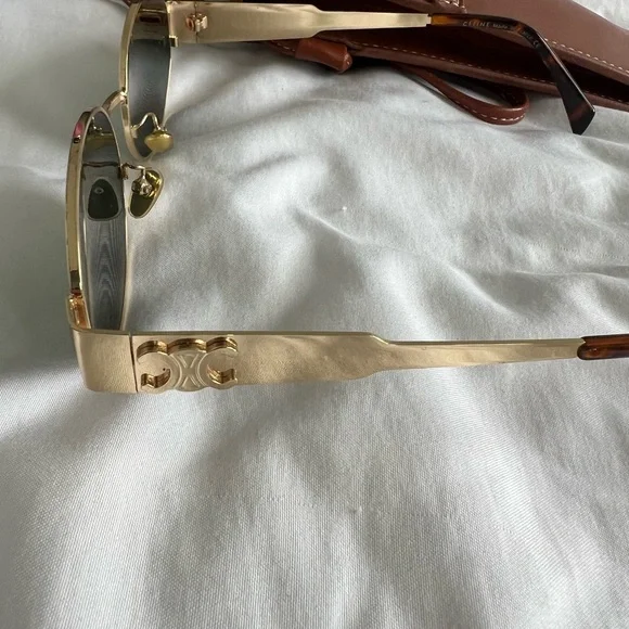 Sunglasses with Case - Picture 4 of 6